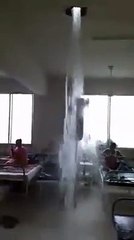 यूपी: कोरोना वॉर्ड में भर्ती थे मरीज, अचानक कमरे में बहने लगा 'झरना', देखिए सरकार की असफलता का ये वीडियो