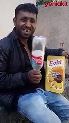 Sosyal medyaya damgasını vurdu! Hem çalıyor hem söylüyor