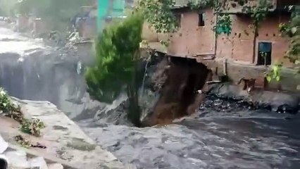 द‍िल्ली में बारिश का कहर, नाले में समा गया पूरा मकान, वीड‍ियो वायरल