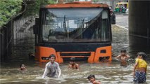 Heavy rain in Delhi, bus stuck at underpass