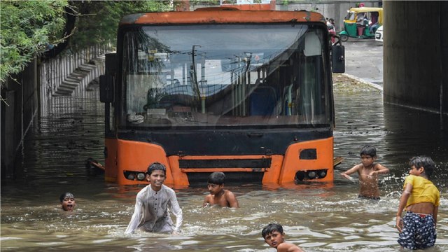 Heavy rain in Delhi, bus stuck at underpass