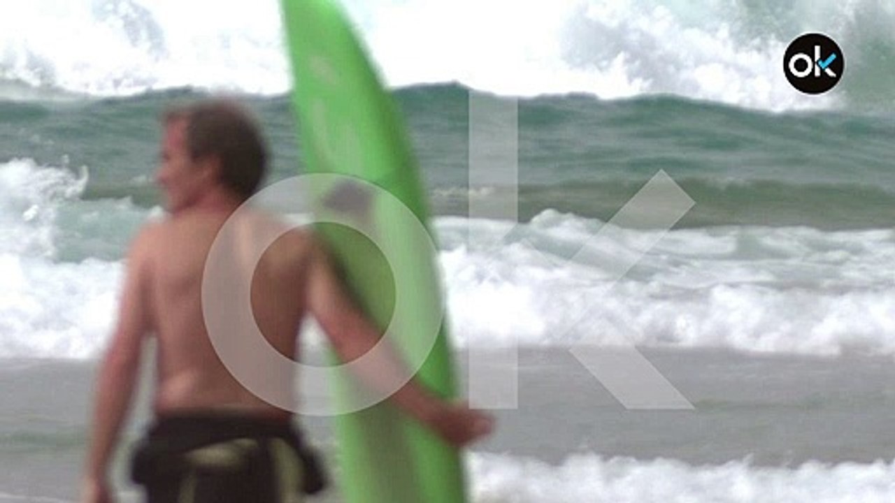 Fernando Simón cazado por OKDIARIO haciendo surf en el Algarve