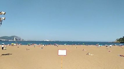 Download Video: La playa de Ereaga (Bizkaia) coloca la bandera ámbar por alta ocupación