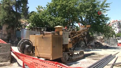 Metro inşaatı esnasında hasar gören işyeri tedbiren yıkıldı