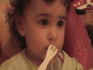 Silianna 17mois mange seule