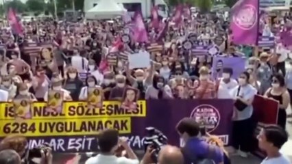 İstanbul Sözleşmesi için yüzlerce kadın Kadıköy'e akın etti