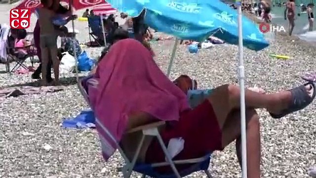 Antalya sahillerinde maskesiz, sosyal mesafesiz serinlik