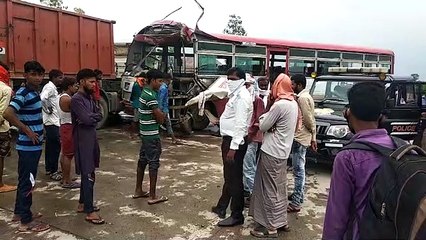 प्रयागराज लीडर डिपो रोडवेज बस डीसीएम में घुसी, आधा दर्जन सवारी घायल