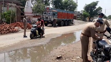 कांंधला पुलिस ने बिना मास्क घूमने वाले लोगों के काटे चालान, लाखों की वसूली