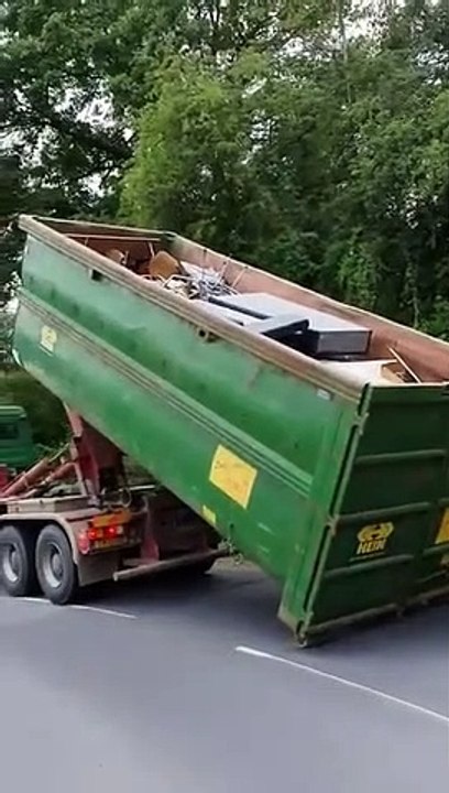 Un camion-benne passe sous un pont trop bas