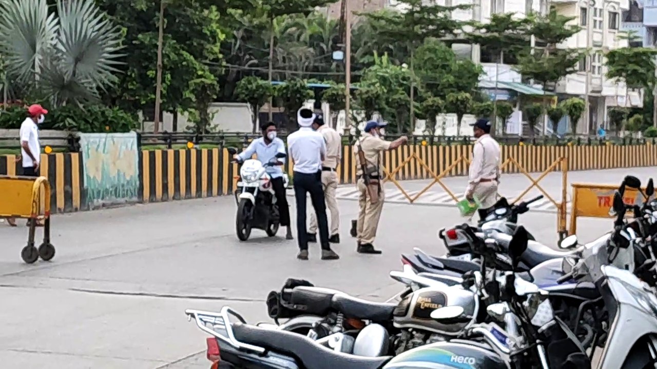 सिविल ड्रैस में तैनात पुलिस ने शहर में सख्ती से करवाया कर्फ्यू का पालन