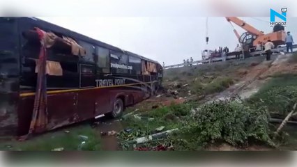 下载视频: Uttar Pradesh: Six killed, 18 injured as bus collides with car on Agra-Lucknow Expressway