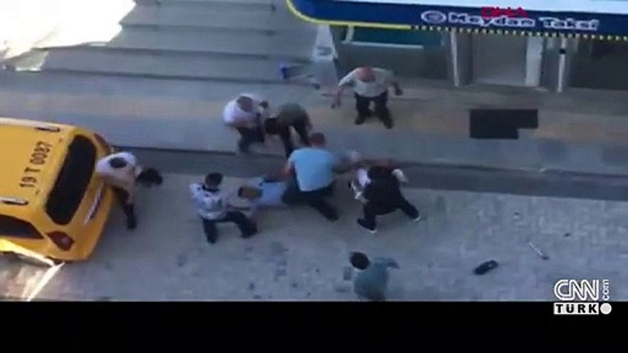 Son Dakika Haberleri: Sokak ortasında tekme tokat kavga ettiler | Video