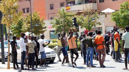 Cientos de negros contagiados de coronavirus se saltan el confinamiento y expanden el virus a dispersión