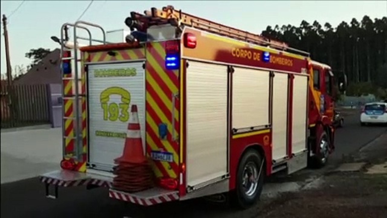 Fogo em sofá ameaça casa e bombeiros são chamados