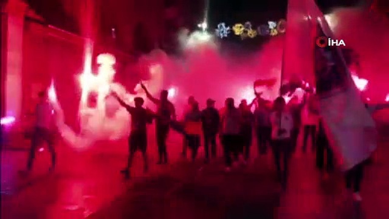 1453 Başakşehir Taraftar Grubu şampiyonluğu Taksim'de kutladı