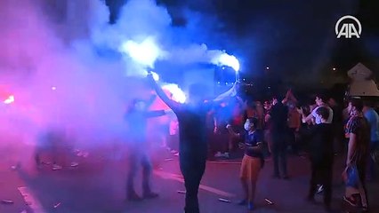 Medipol Başakşehirli taraftarlar şampiyonluğu kutluyor