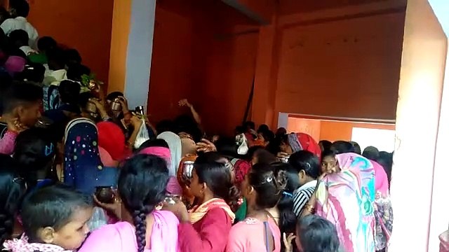 शाहजहांपुर: कोरोना पर भारी पड़ रही आस्था, जलाभिषेक के दौरान सोशल डिस्टेंसिंग की उड़ाई धज्जियां