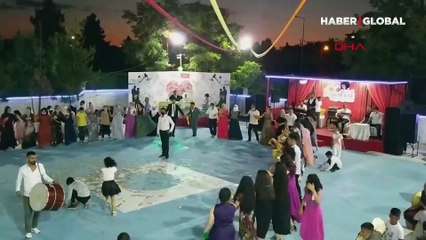 Uyarılara rağmen düğünde 70 kişi kol kola halay çekti