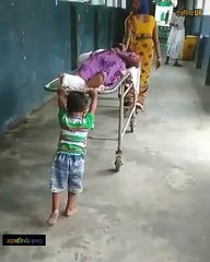 UP: अस्पताल में मां के साथ स्ट्रेचर खींच रहा 4 साल का मासूम, वीडियो वायरल