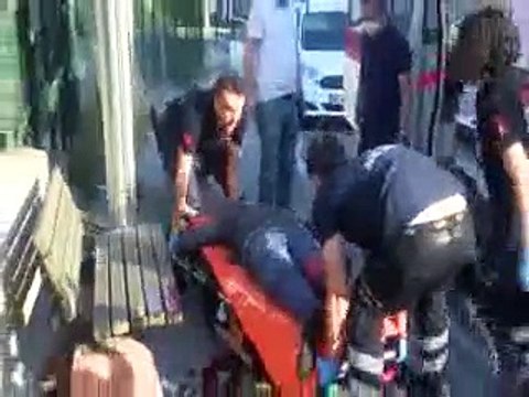 Yaralı halde 1 kilometre yürüdü, otobüs durağında yığıldı