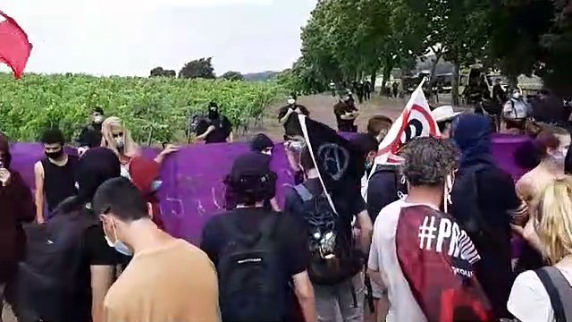 Milers de manifestants intenten d'accedir al monestir de Poblet per protestar contra Felipe VI