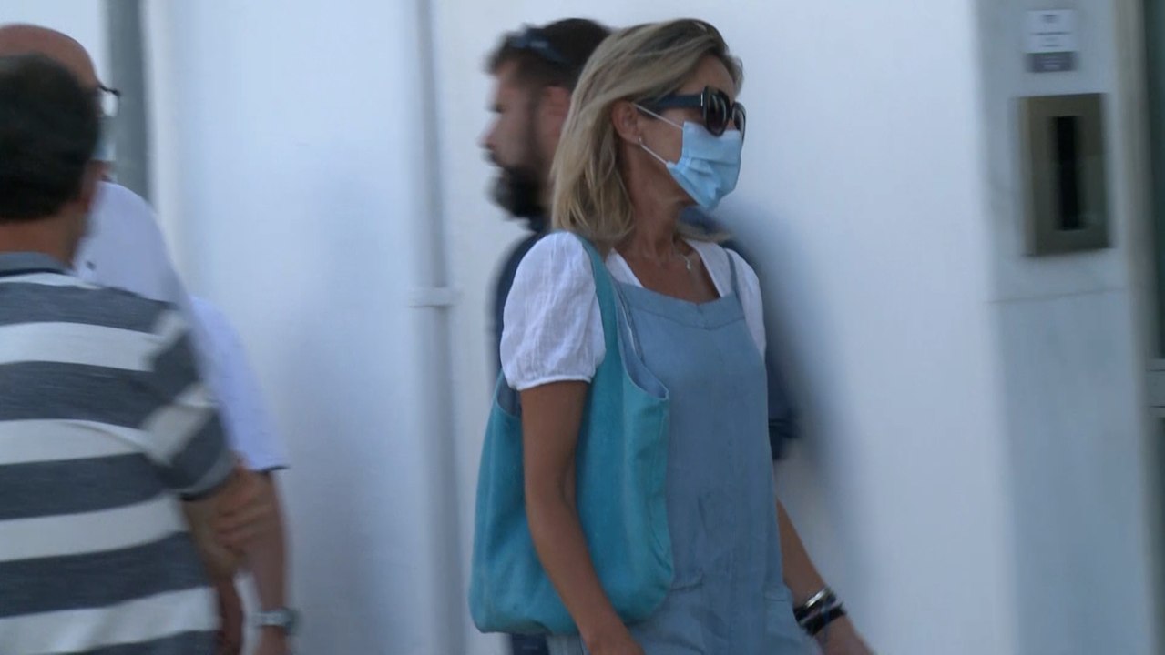 Paz Padilla arropada por sus familiares, con su hija Anna Ferrer a la cabeza