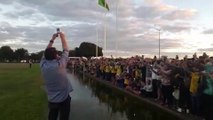 Brésil: Bolsonaro acclamé par la foule à la sortie de son confinement