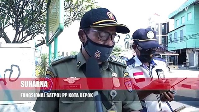 Petugas menghimbau pengendara untuk memakai masker saat Sosialisasi Gerakan Bermasker di Jalan Raya Margonda, Depok, Jawa Barat.