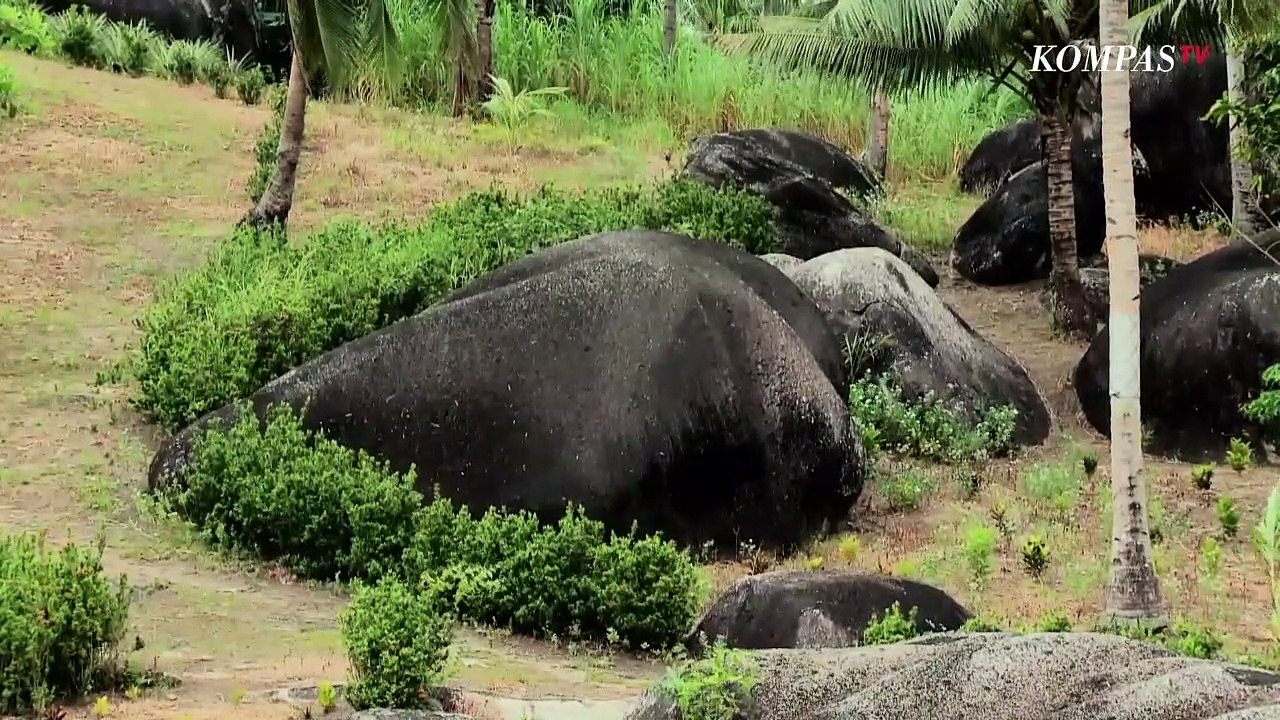 Keindahan Bebatuan Besar di Natuna