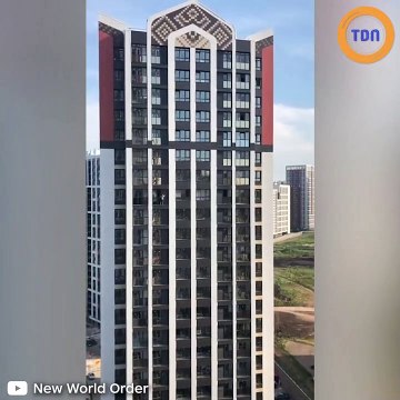 Elle nettoie ses fenêtres du 17e étage, on a peur pour elle !