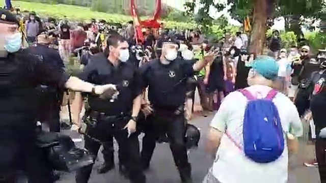 Els Mossos carreguen contra els manifestants a la rodalia de Poblet