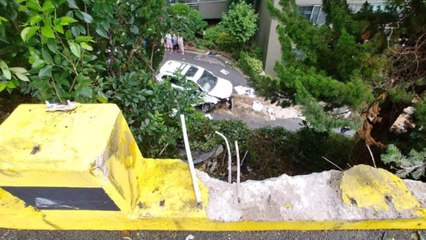 아파트 주차장 난간 들이받고 추락...50대 부부 다쳐 / YTN