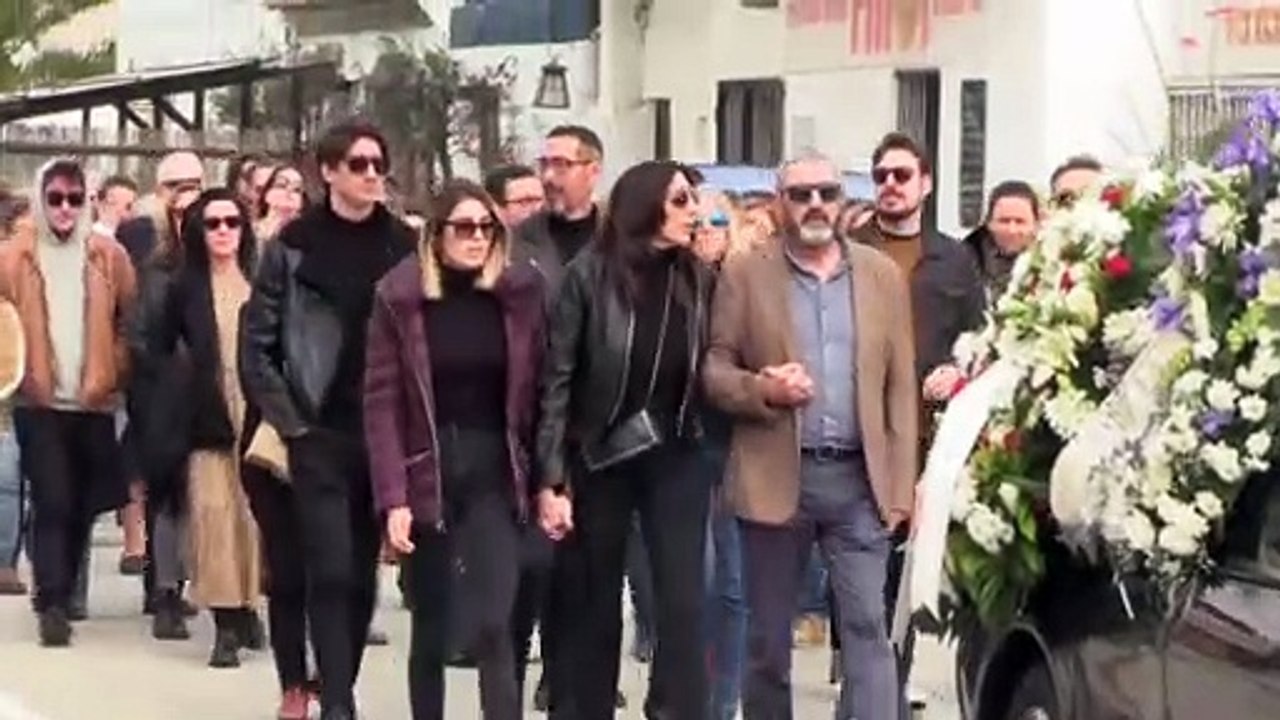 Paz Padilla arropada por sus familiares, con su hija Anna Ferrer a la cabeza