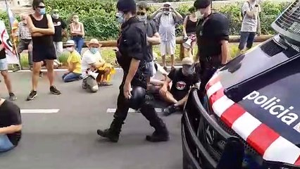 Tensió entre Mossos d'Esquadra i manifestants a Poblet