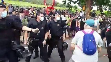 Los Mossos cargan contra los republicanos que protestan por la visita de los Reyes a Poblet