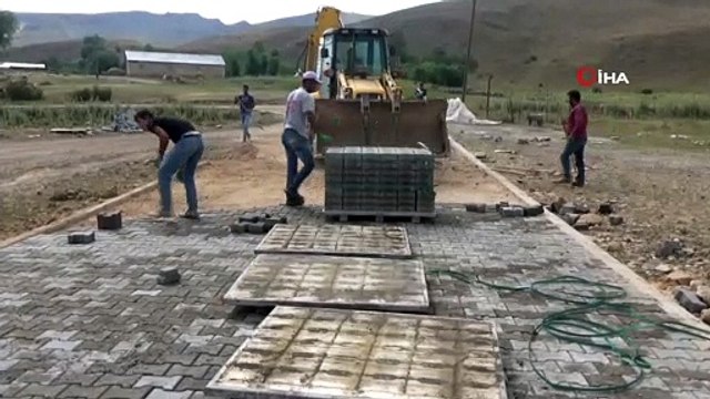 Erciş Belediyesi'nin parke taşı çalışmaları devam ediyor