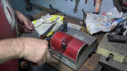 Bıçaklar kurbanlıklar için bileniyor