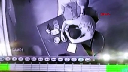 Birlikte alkol aldığı arkadaşını soydu!