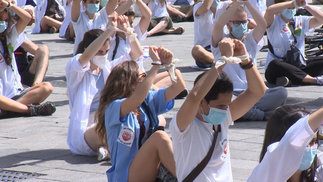 Médicos residentes llegan a Sol para pedir un convenio colectivo