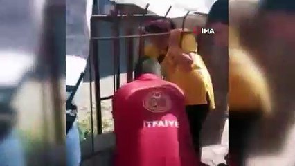 Demir parmaklıklara sıkışan küçük kızı itfaiye kurtardı