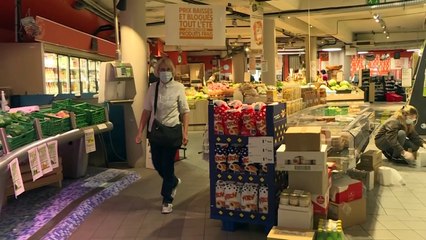 Le port du masque obligatoire bien accepté dans ce supermarché près de Paris