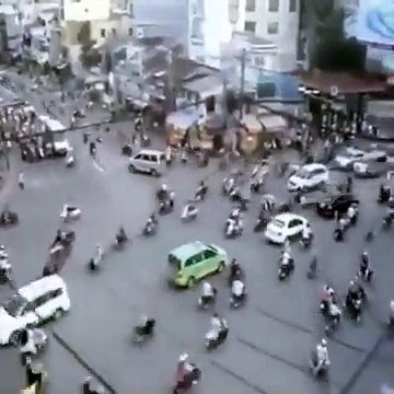 Comment ces voitures et motos font pour ne pas se marcher dessus ?