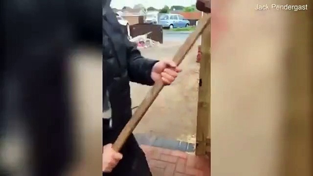 Ces jardiniers ont détruit le jardin qu’ils venaient d’aménager, car le client a refusé de les payer.