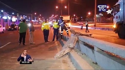Camión cargado de tela se volcó en el norte de Guayaquil