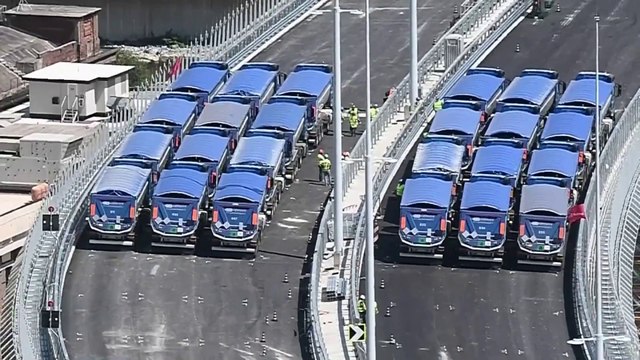 54 poids lourds roulent sur le nouveau pont de Gênes pour tester sa solidité