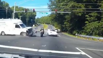 Un motard a la chance de sa vie en passant entre deux véhicules qui se percutent