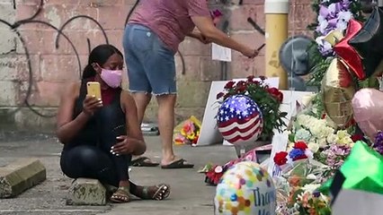 People flock to honor John Lewis at mural in Atlanta