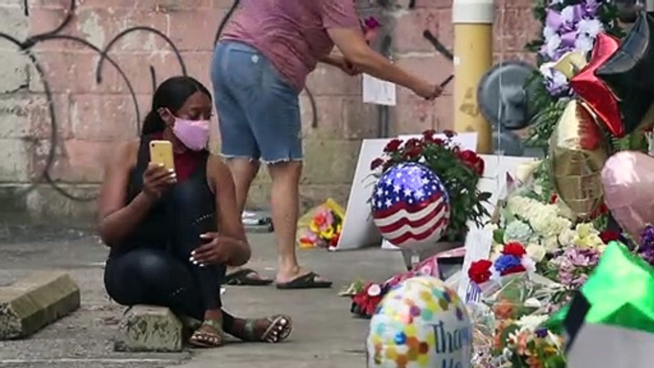 People flock to honor John Lewis at mural in At...