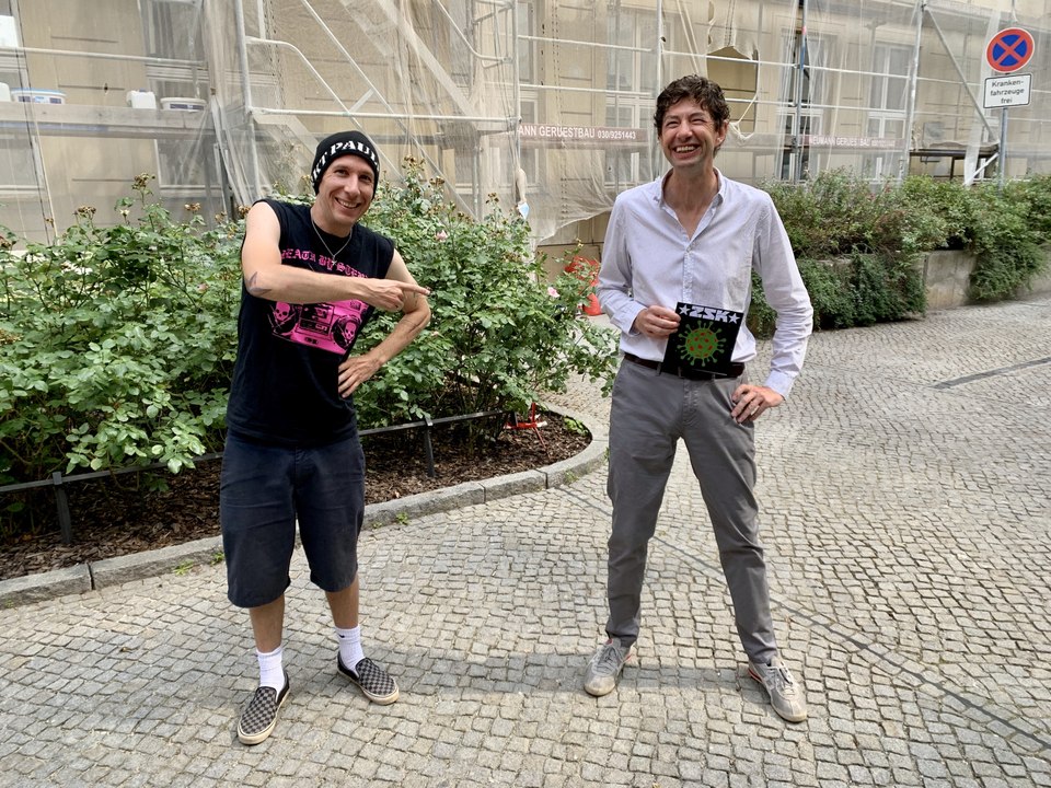 Übergabe der ZSK-Unikat-Vinyl-Single an Prof. Dr. Drosten